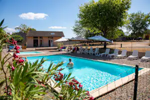 Camping de Bourbon-Lancy Camping du Breuil - Pool im Freien auf dem Campingplatz