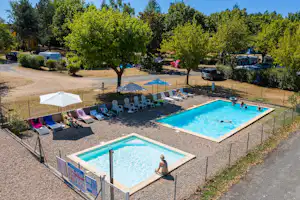 Camping de Bourbon-Lancy Camping du Breuil - Pools im Freien auf dem Campingplatz mit Liegestühlen und Sonnenschirmen