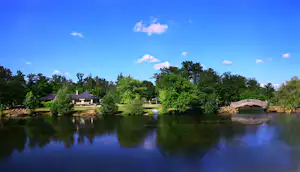Camping Etang du Camp - Blick auf den Campingplatz am Ufer