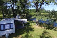 Camping Etang du Camp - Wohnmobil- und  Wohnwagenstellplätze auf der Wiese