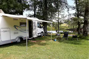 Camping Etang du Camp - Wohnmobil- und Wohnwagenstellplätze auf der Wiese