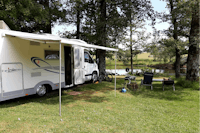 Camping Etang du Camp - Wohnmobil- und  Wohnwagenstellplätze auf der Wiese