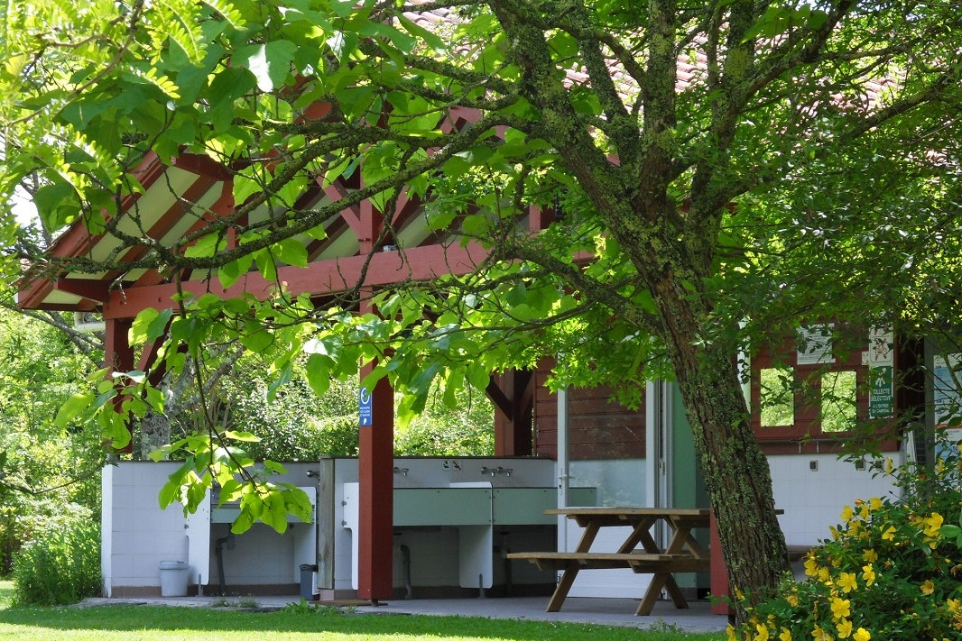 Camping Etche Zahar - Außenwaschbecken auf dem Campingplatz
