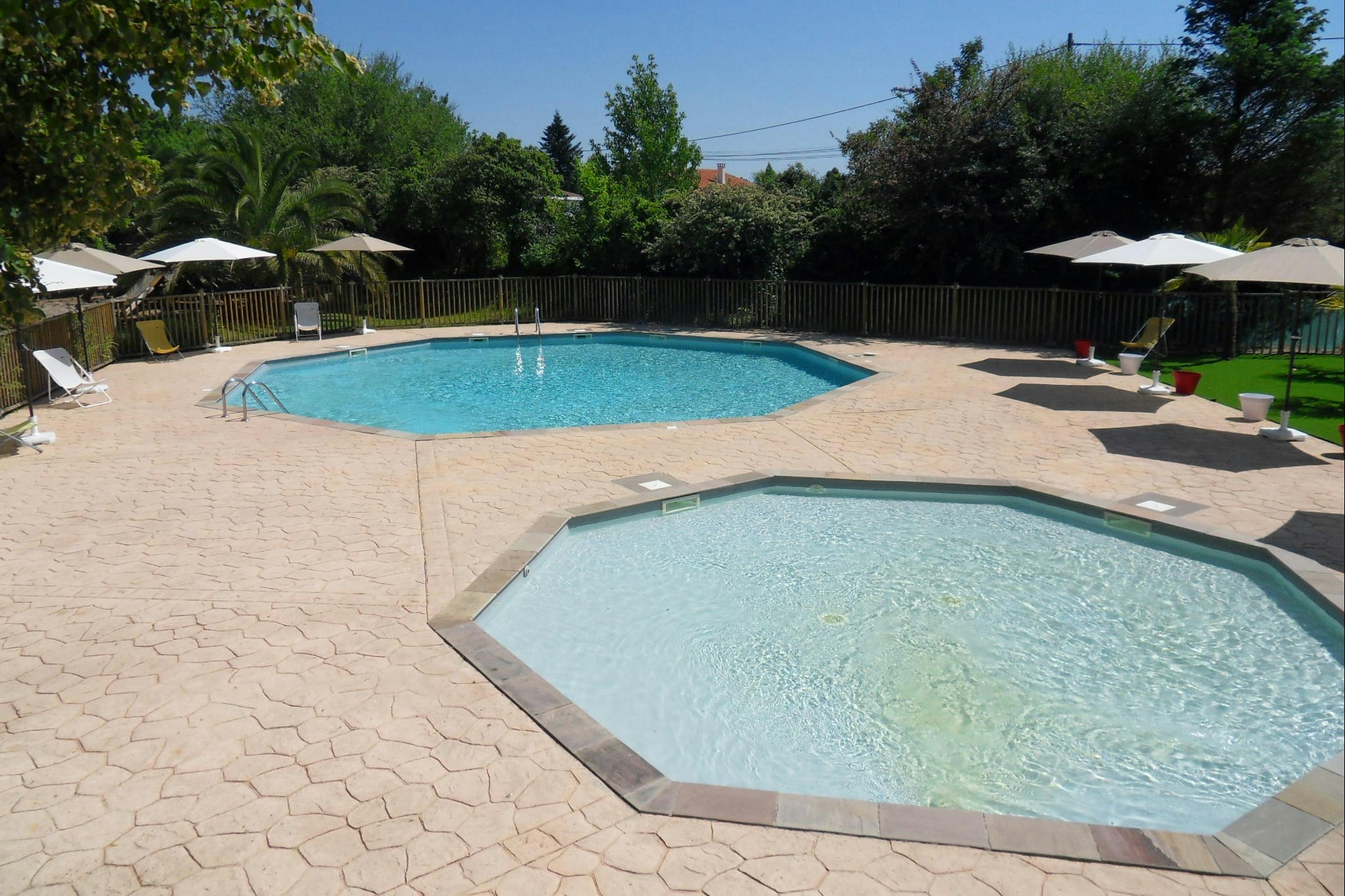 Camping Etche Zahar - Pools im Freien mit Liegestühlen und Sonnenschirmen