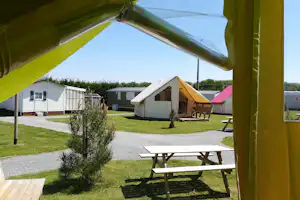 Camping Etennemare - Glamping Zelt mit Picknick Tisch im Grünen auf dem Campingplatz
