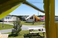Camping Etennemare  - Glamping Zelt mit Picknick Tisch im Grünen auf dem Campingplatz