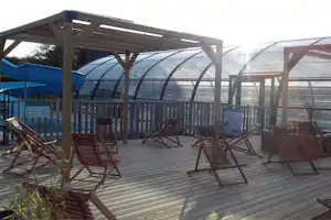 Camping Etennemare- Campingplatz Terrasse und Pool