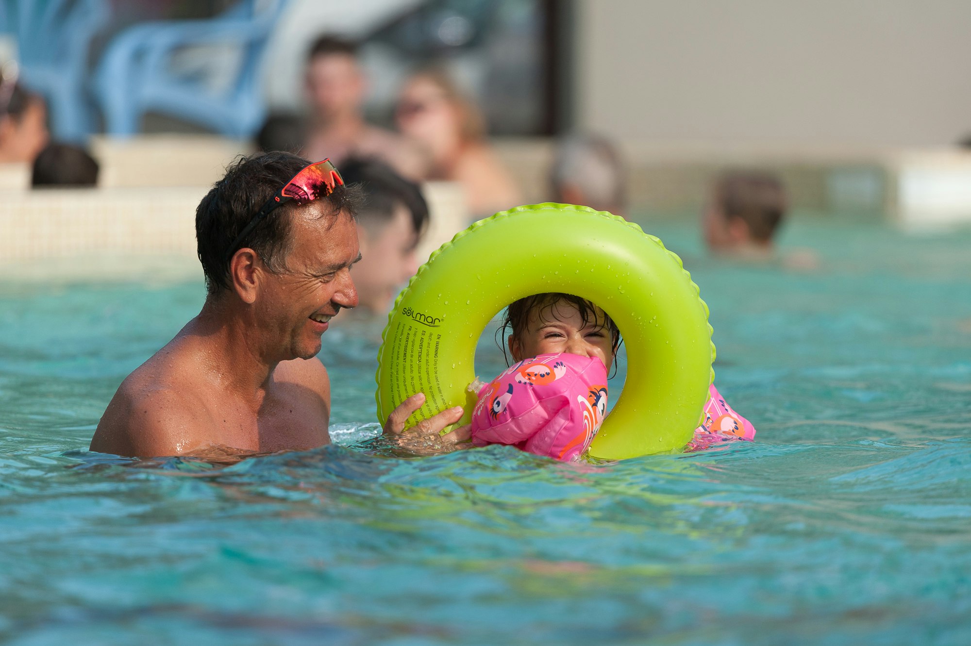 Camping Etoile d'Or - Camper mit Kind im Pool auf dem Campingplatz