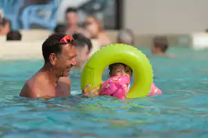 Camping Etoile d'Or - Camper mit Kind im Pool auf dem Campingplatz