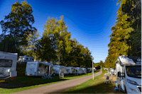 Camping Ettelbrück - Wohnmobil- und  Wohnwagenstellplätze im Schatten der Bäume