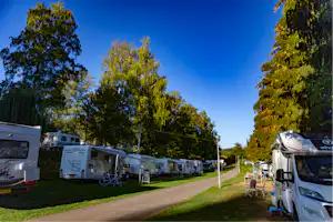 Camping Ettelbrück - Wohnmobil- und Wohnwagenstellplätze im Schatten der Bäume