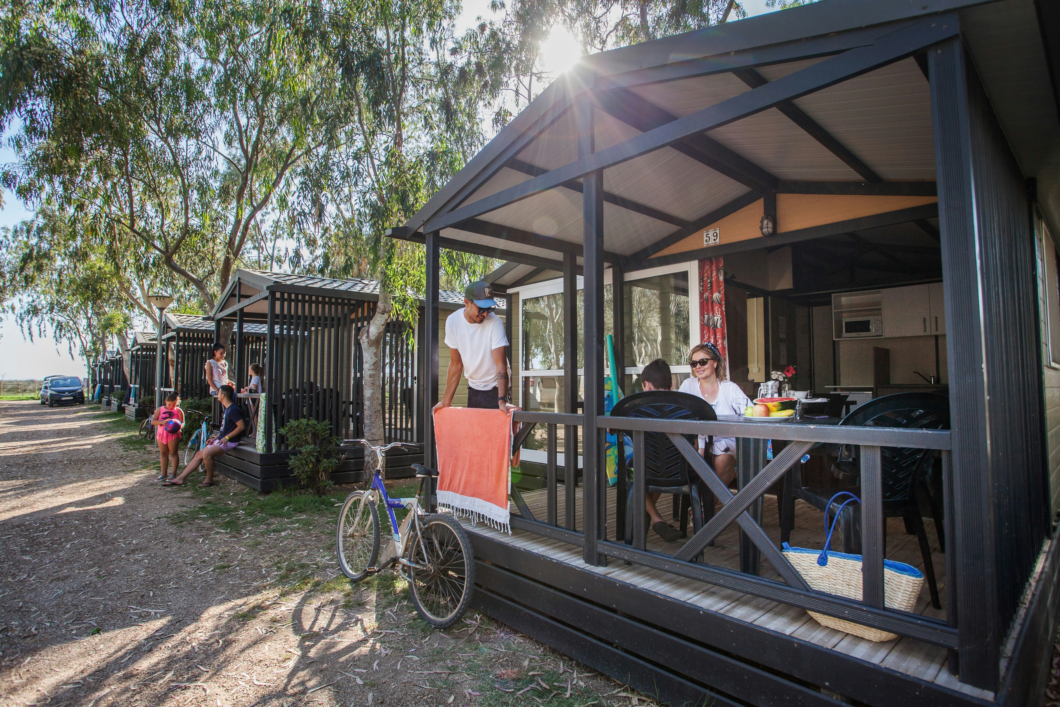 Camping Eucaliptus  - Mobilheim mit Terrasse auf dem Campingplatz