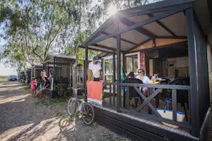 Camping Eucaliptus - Mobilheim mit Terrasse auf dem Campingplatz
