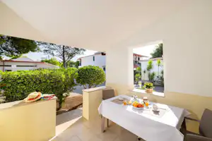 Camping Euro 92 - Gedeckter Frühstückstisch auf der Terrasse einer Mietunterkunft