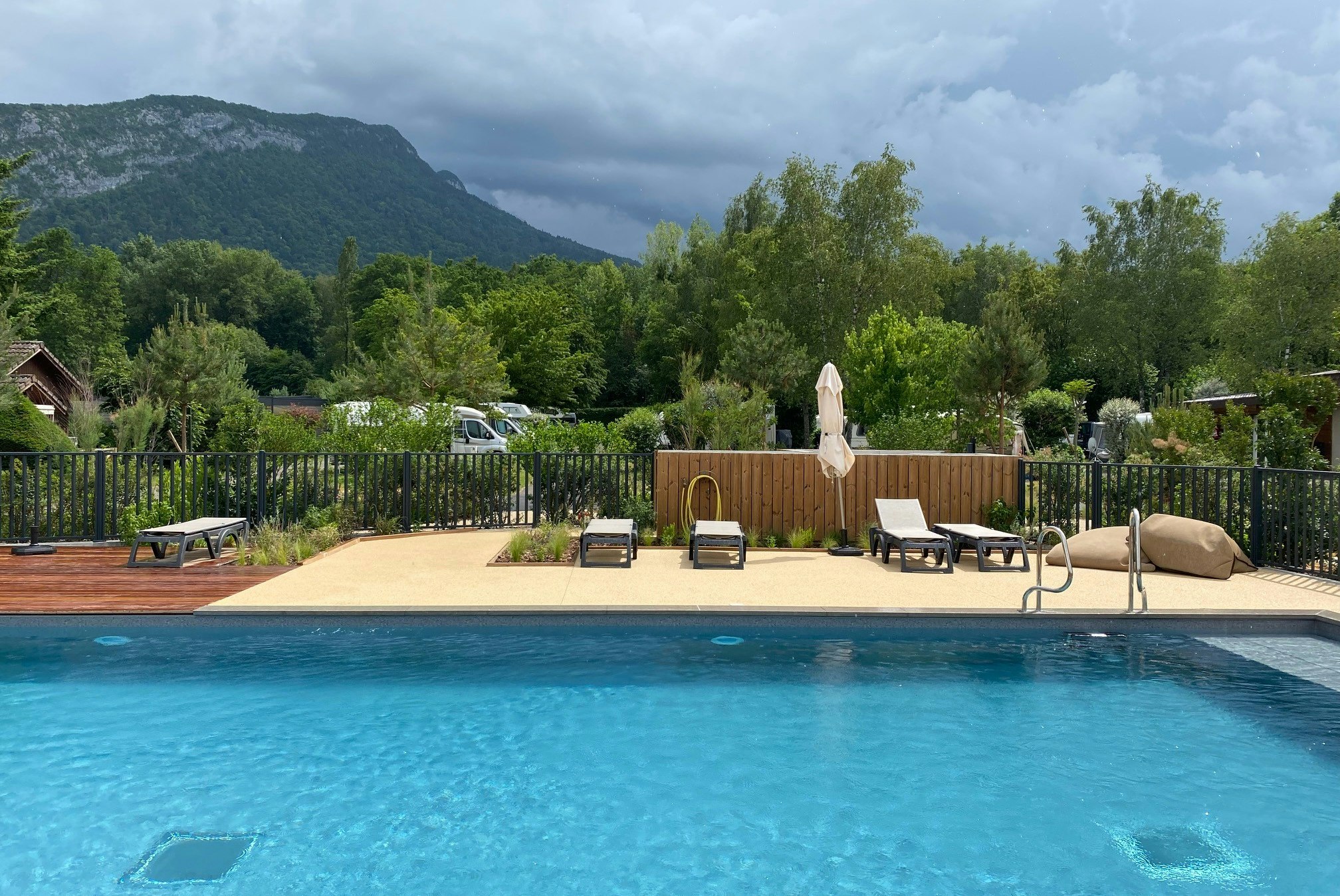 Camping Europa  - Pool im Freien mit Liegestühlen und Sonnenschirmen