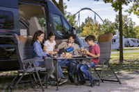 Camping Europa-Park - Gäste beim gemeinsamen Essen auf dem Stellplatz