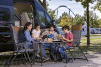 Camping Europa-Park - Gäste beim gemeinsamen Essen auf dem Stellplatz