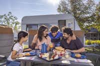 Camping Europa-Park - Gäste beim gemeinsamen Frühstück auf dem Stellplatz