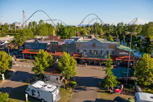 Camping Europa-Park - Außenansicht „Silver Lake Saloon“ mit Blick auf den Europa-Park