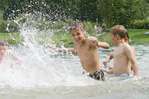 Camping Europa-Park - Gäste beim Badespaß im Badesee am Campingplatz