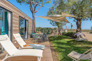 Sandaya Camping Village Europa Camping Europa Village - Außenansicht eines Mobilheims mit Terrasse