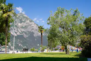 Camping Europa - Wiese auf dem Campingplatz mit den Bergen im Hintergrund