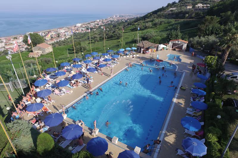 Camping Europe Garden  -  Pool vom Campingplatz mit Sonnenschirmen und Liegestühlen und Blick auf das Mittelmeer