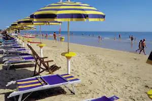 Camping Europe Garden - Strand vom Campingplatz am Mittelmeer mit Sonnenschirmen und Liegestühlen