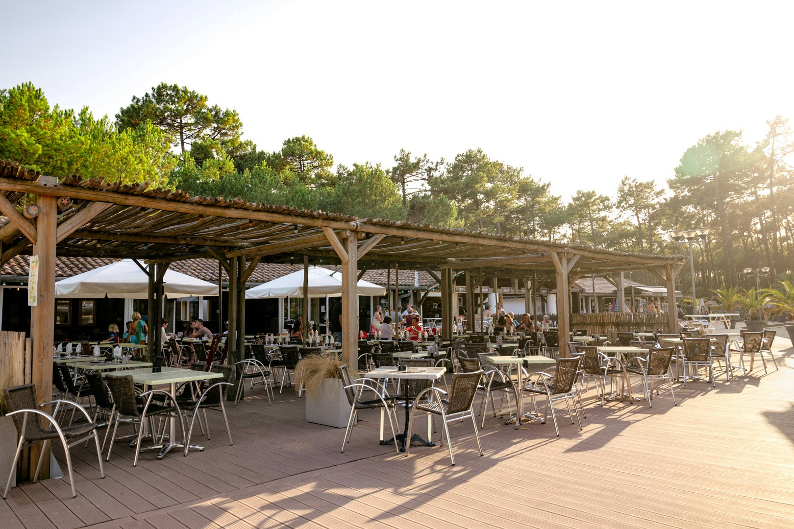Camping Eurosol - Ciela Village - Terrasse des Restaurants auf dem Campingplatz