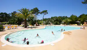 Camping Eurosol Camping Eurosol - Ciela Village - Freibad mit Liegestühlen und Sonnenschirmen