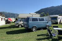 Camping Euthal - Campingwagen und Tisch in der Sonne