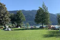 Camping Euthal - Zeltplätze auf der Wiese mit Blick auf den See
