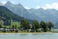 Camping Euthal - der See und die Berge in der Ferne