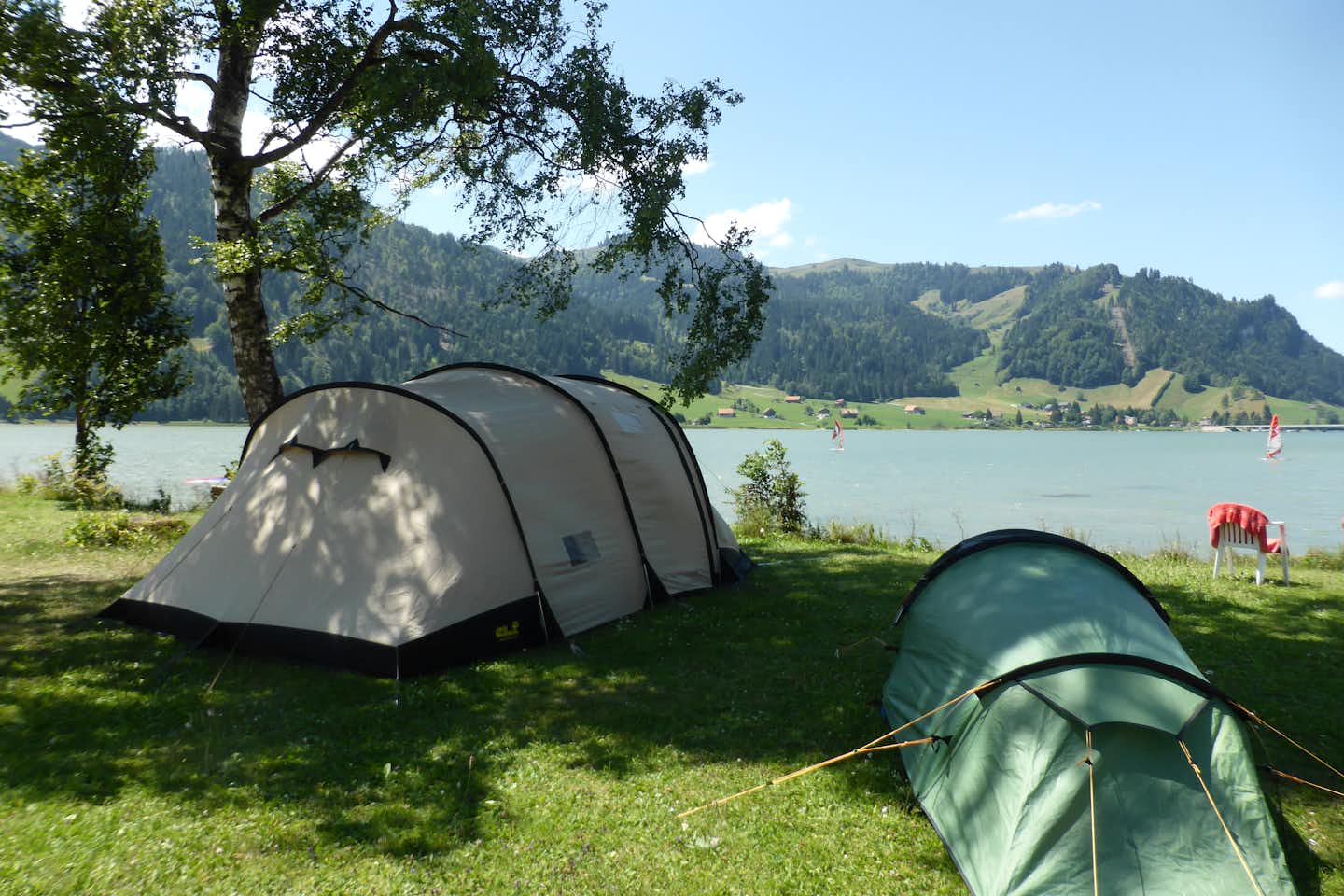 Camping Euthal - zwei Zelte im Schatten der Bäume vor dem Sihlsee