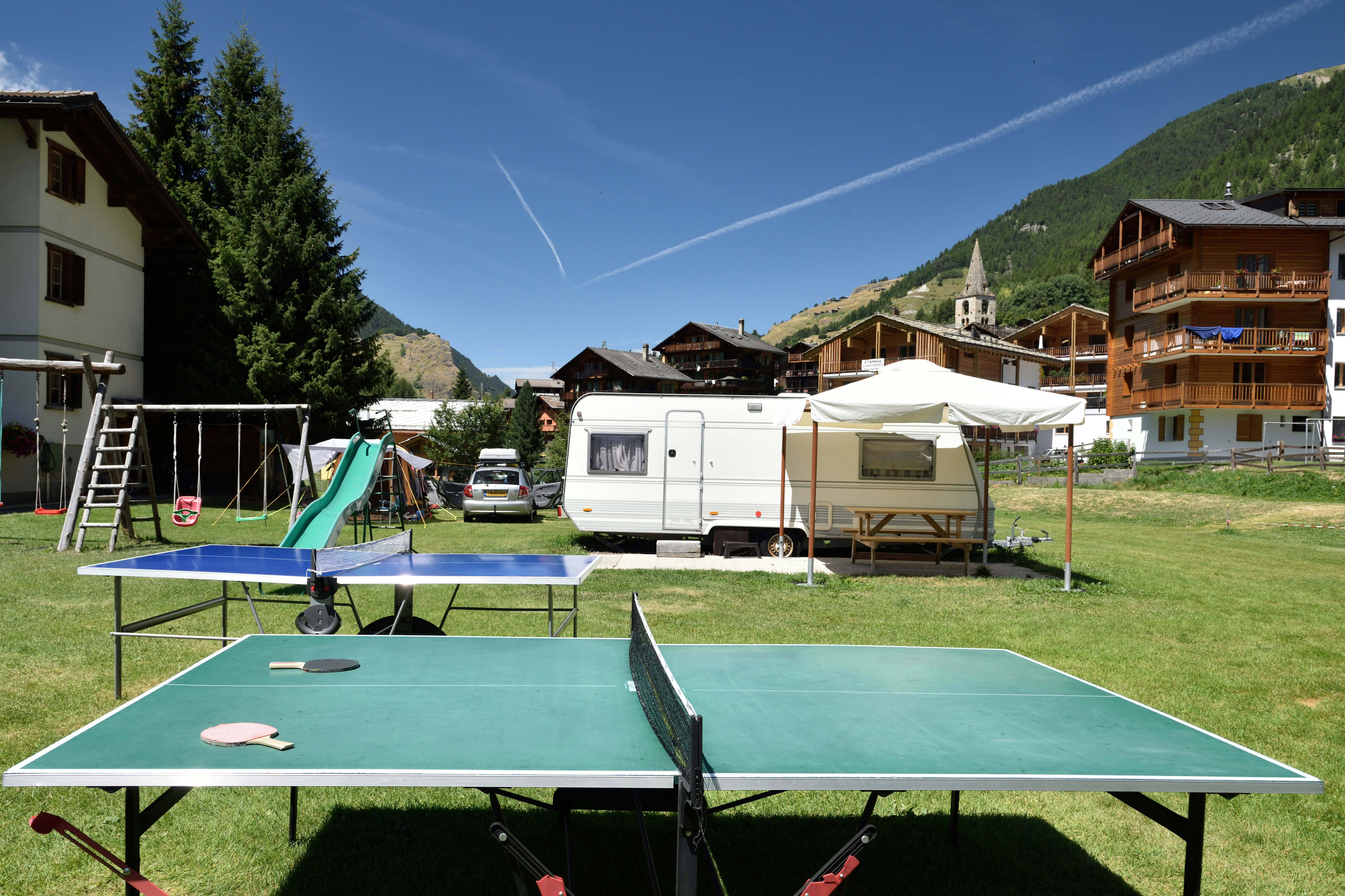 Camping Evolène - Campingplatz mit Tischtennisplatten und Kinderspielplatz