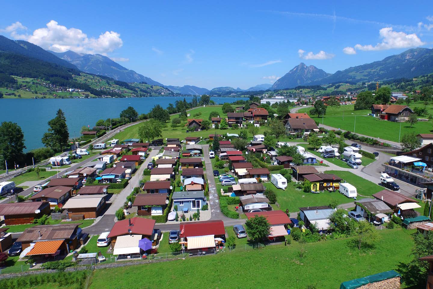 Camping Ewil - Luftaufnahme vom Campingplatz am Sarner See mit Blick auf die Alpen
