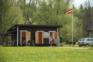 Camping Ezerkrasts - Sanitäranlagen auf dem Campinggelände mit Waschbecken im Außenbereich