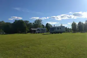 Camping Ezerkrasts - Wohnmobilstellplatz im Grünen auf dem Campingplatz