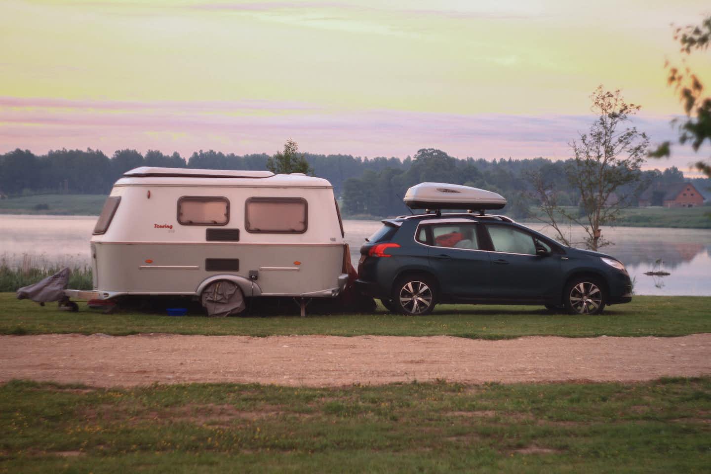 Camping Ezerkrasts -  Wohnwagenstellplätze auf dem Campingplatz mit Blick auf den See