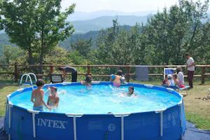 Camping Falterona - Kinder spielen in Pool vom Campingplatz