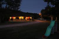 Camping Falterona - Restaurant vom Campingplatz mit Terrasse und Spielplatz am Abend