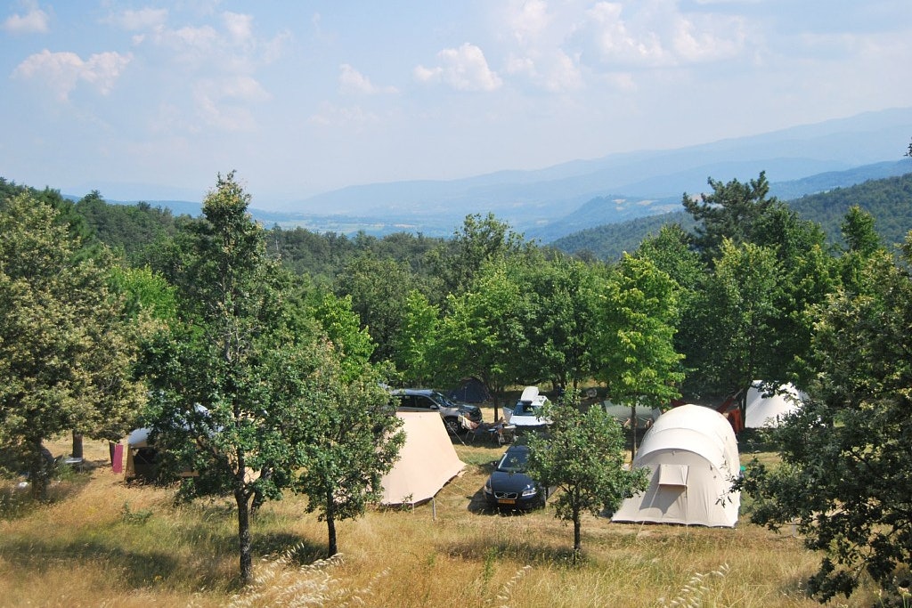 Camping Falterona - Wohnwagen- und Zeltstellplatz vom Campingplatz mit Blick auf Berge der Toskana
