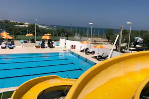 Camping Fano - Campingplatz mit Pool,Wasserrutsche, Liegestühlen und Sonnenschirmen