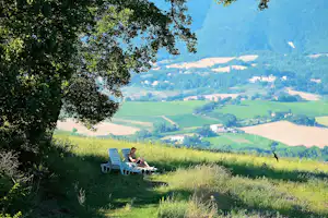 Camping Faranghe - Campinggast entspannt im Schatten eines Baumes