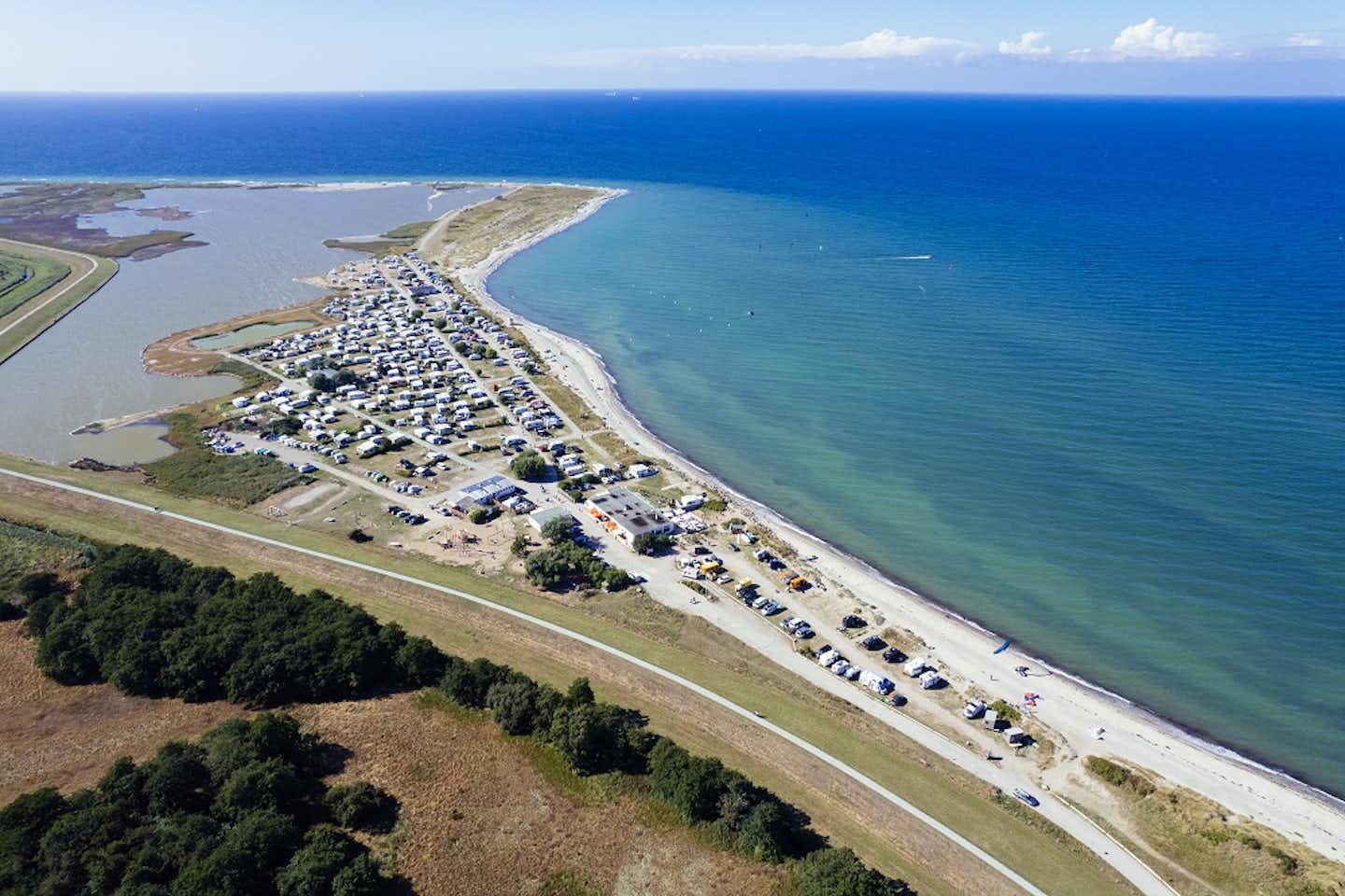 Ahoi Camp Fehmarn - Luftaufnahme des Campingplatzes an der Küste