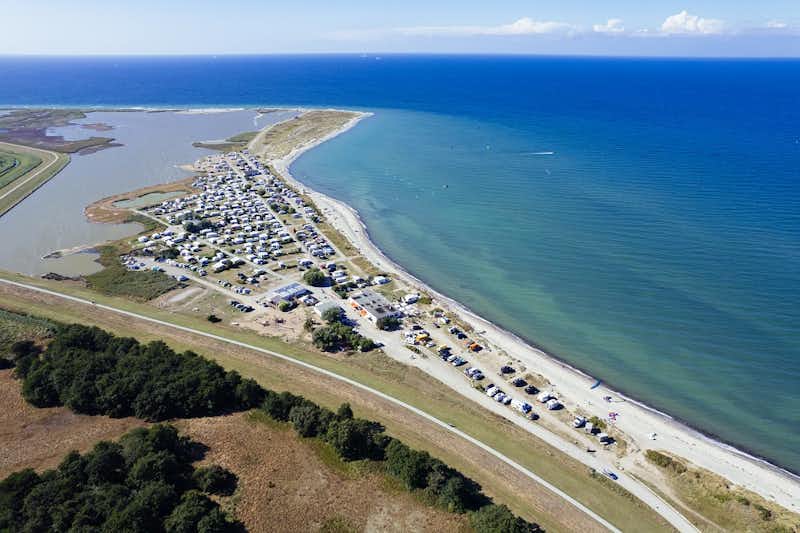 Ahoi Camp Fehmarn - Luftaufnahme des Campingplatzes an der Küste