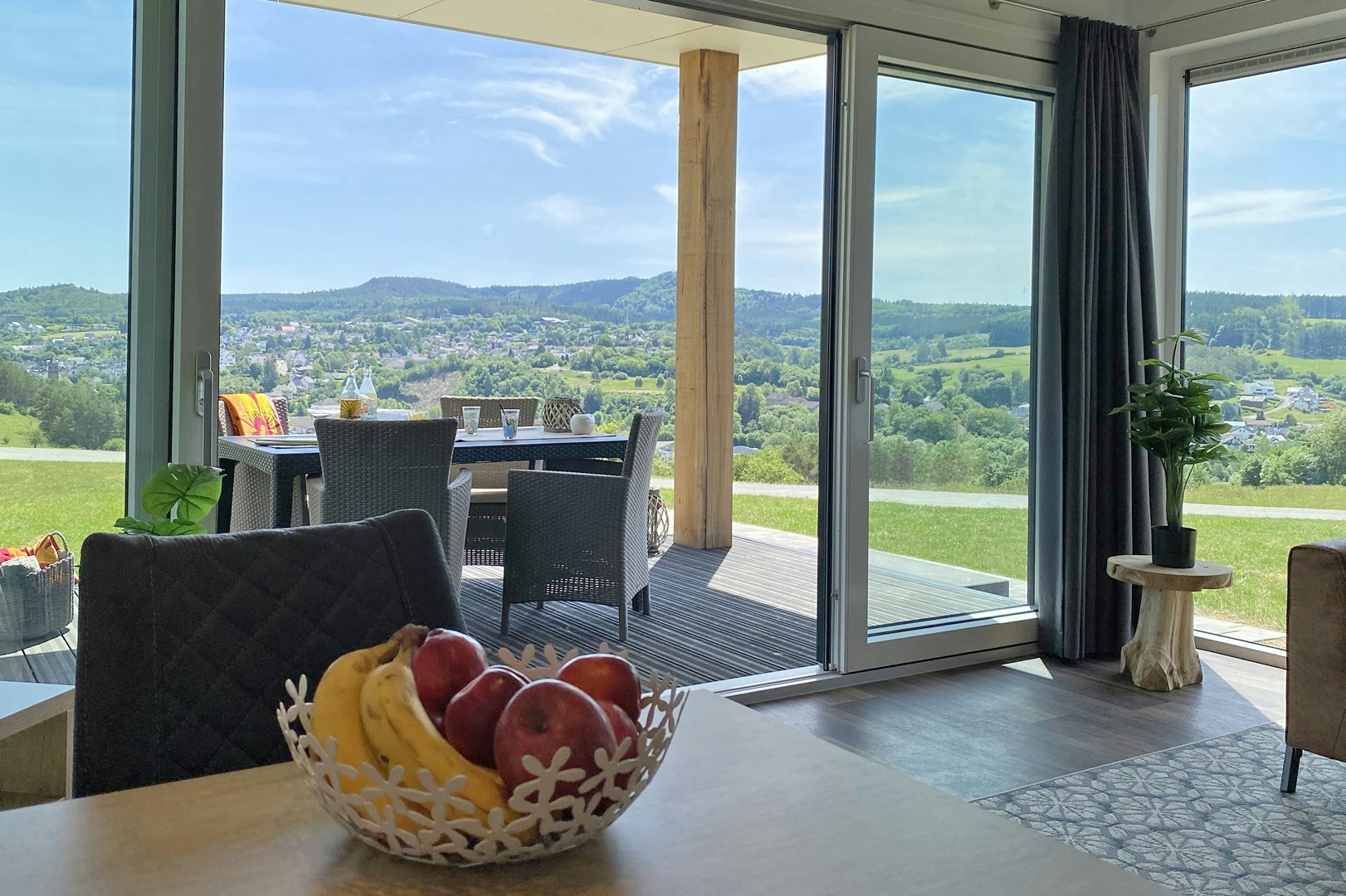 Camping Felsenhof - Blick auf die Terrasse eines Mobilheims