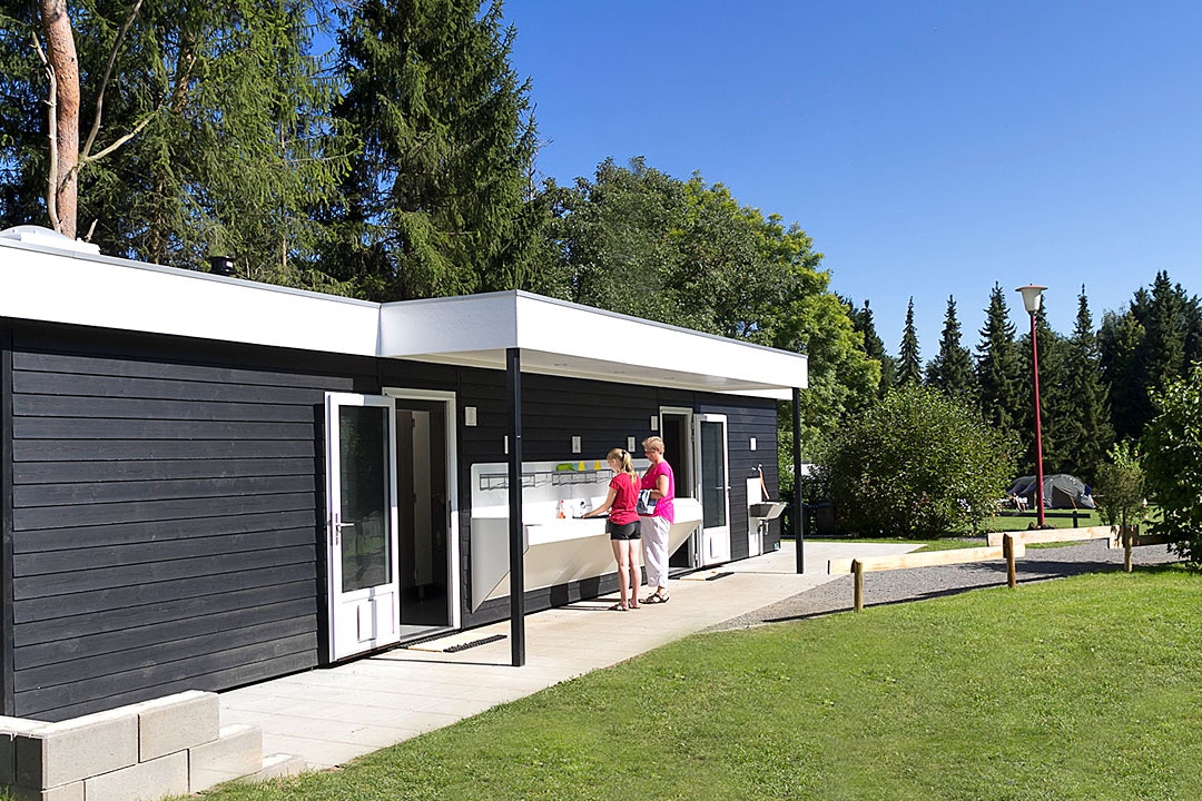 Camping Felsenhof - Geschirrspülbecken an der Außenwand des Sanitärgebäudes