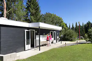 Camping Felsenhof - Geschirrspülbecken an der Außenwand des Sanitärgebäudes