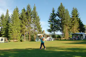 Camping Felsenhof - Standplätze auf der Wiese auf dem Campingplatz